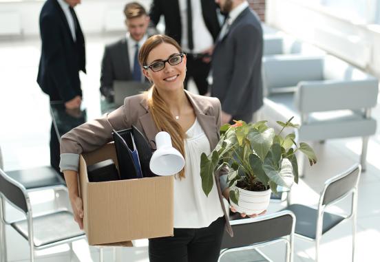 Büroumzug - Mitarbeiterin packt mit an