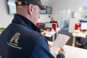 confern-Mitarbeiter hält Arbeitspapiere